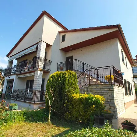 Nadia 1844 Apartman *